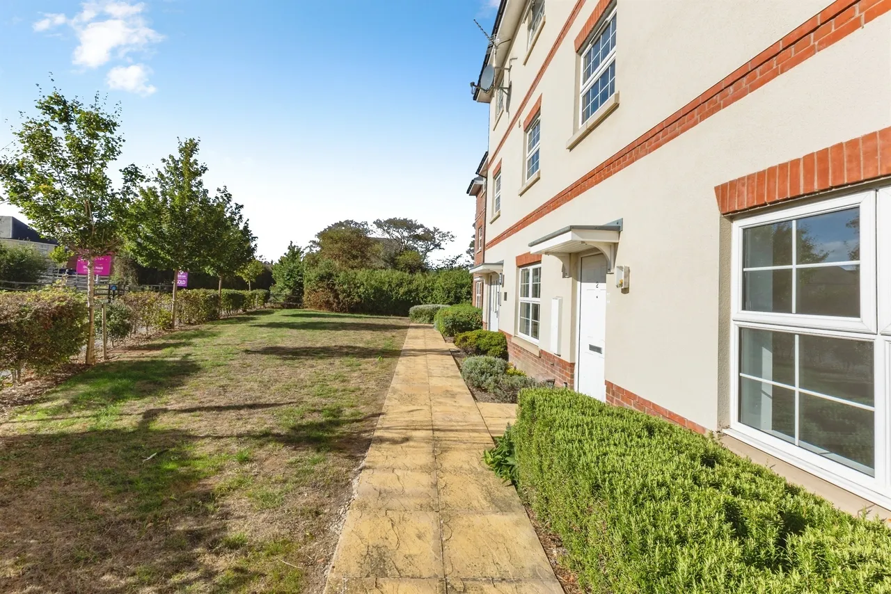 Hayes Drive, Three Mile Cross, RG7, photo 12