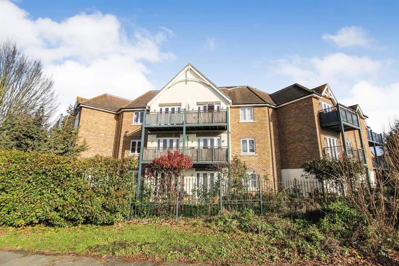 Huntercombe Lane North, Taplow, photo 9