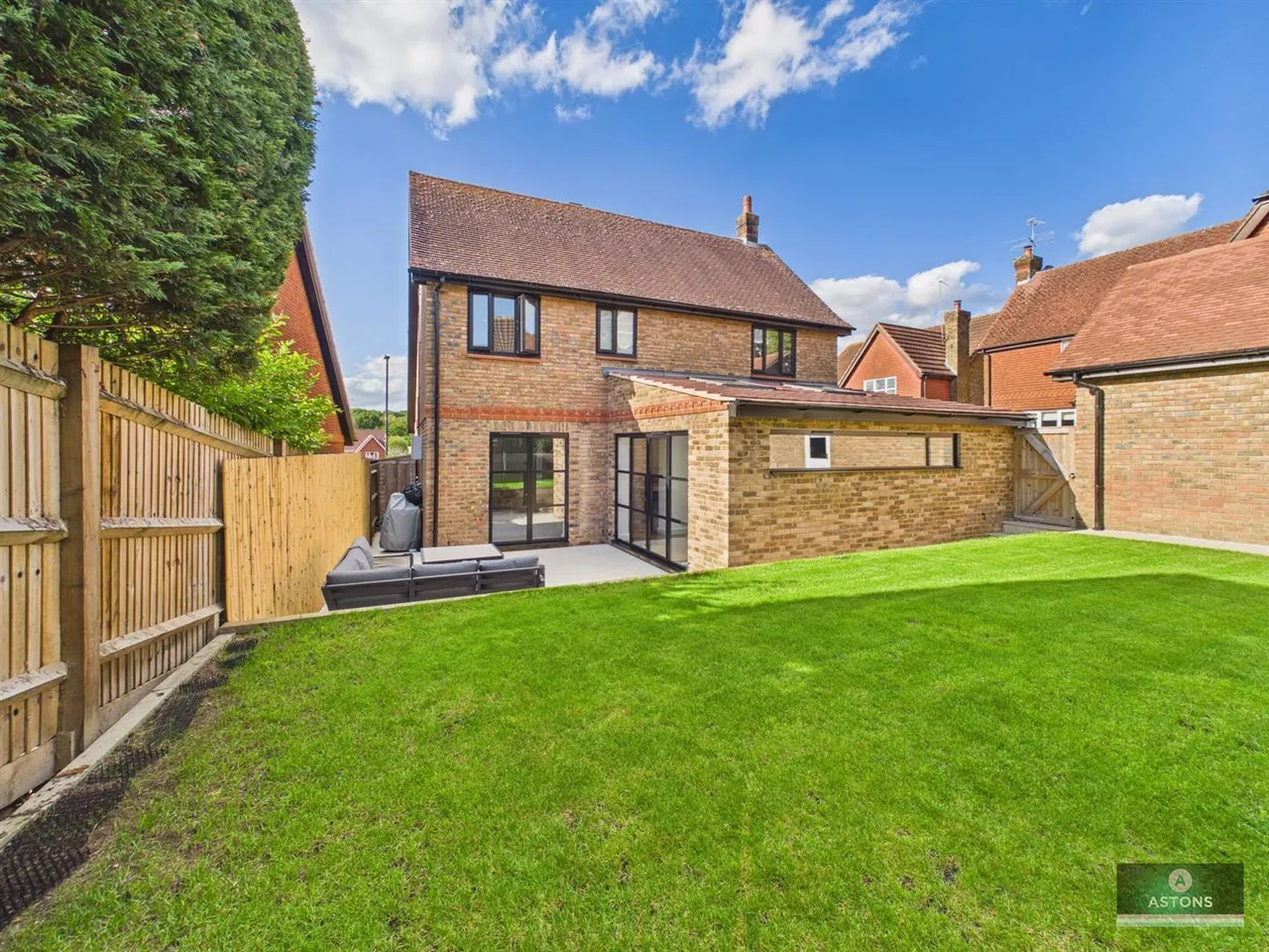 Gregory Close, Maidenbower, photo 4
