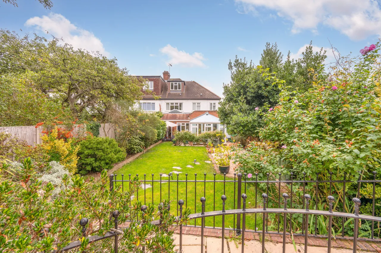 17 Priory Gardens, Wembley, photo 5