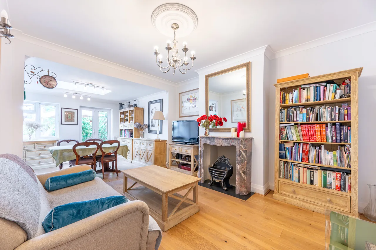 4 bed house for sale — 17 Priory Gardens, Wembley