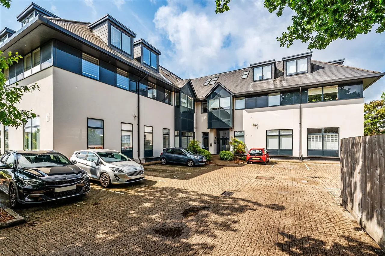 2 bed flat for sale, Challenge Court, Leatherhead, KT22