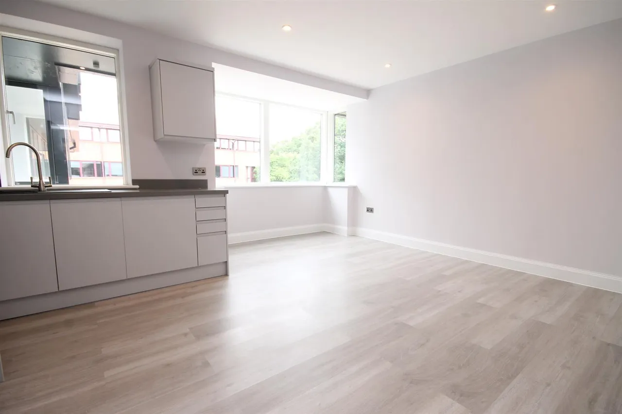 Challenge Court, Leatherhead, KT22, photo 3