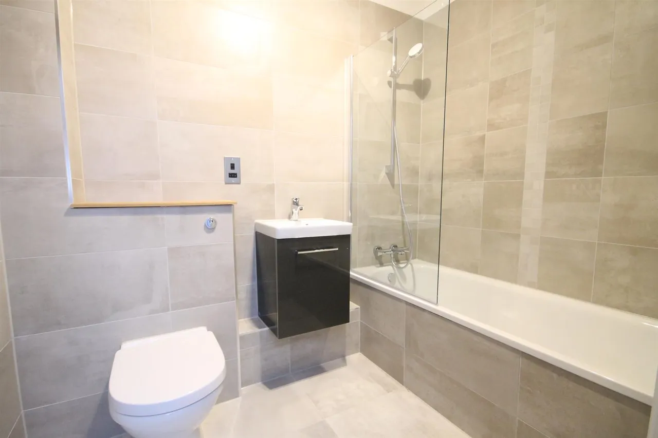 Challenge Court, Leatherhead, KT22, photo 7