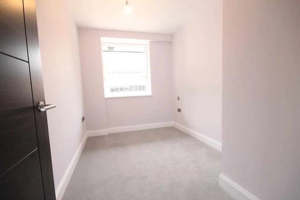 Challenge Court, Leatherhead, KT22, photo 8