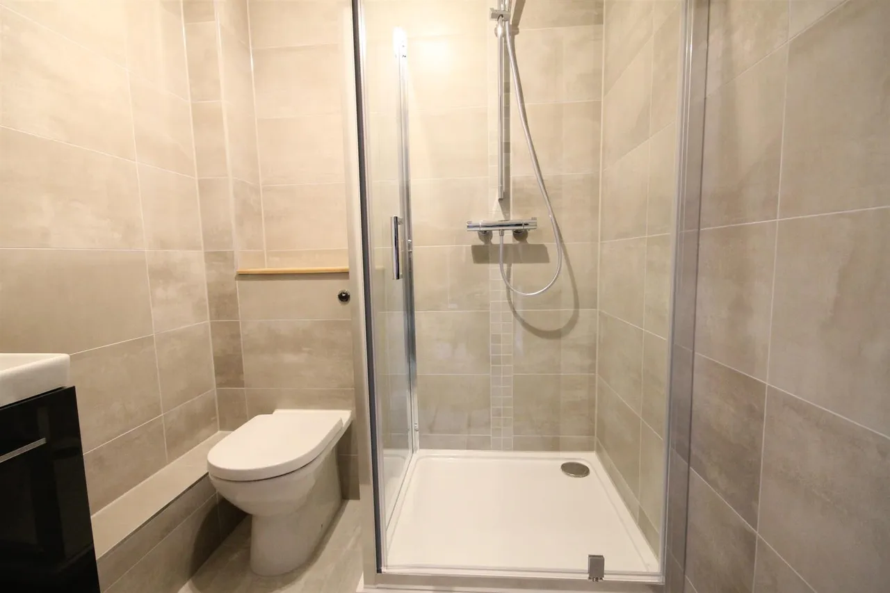 Challenge Court, Leatherhead, KT22, photo 9