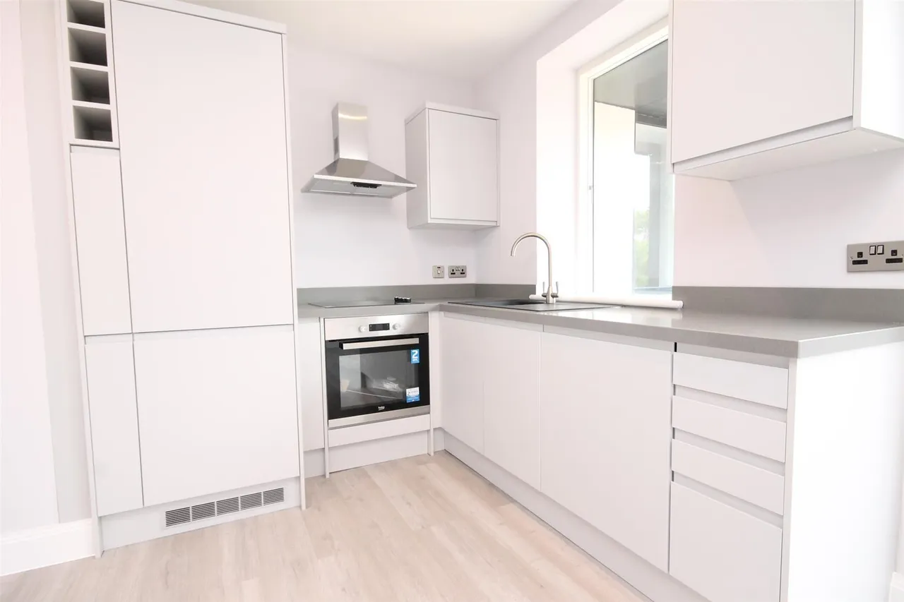 Challenge Court, Leatherhead, KT22, photo 5