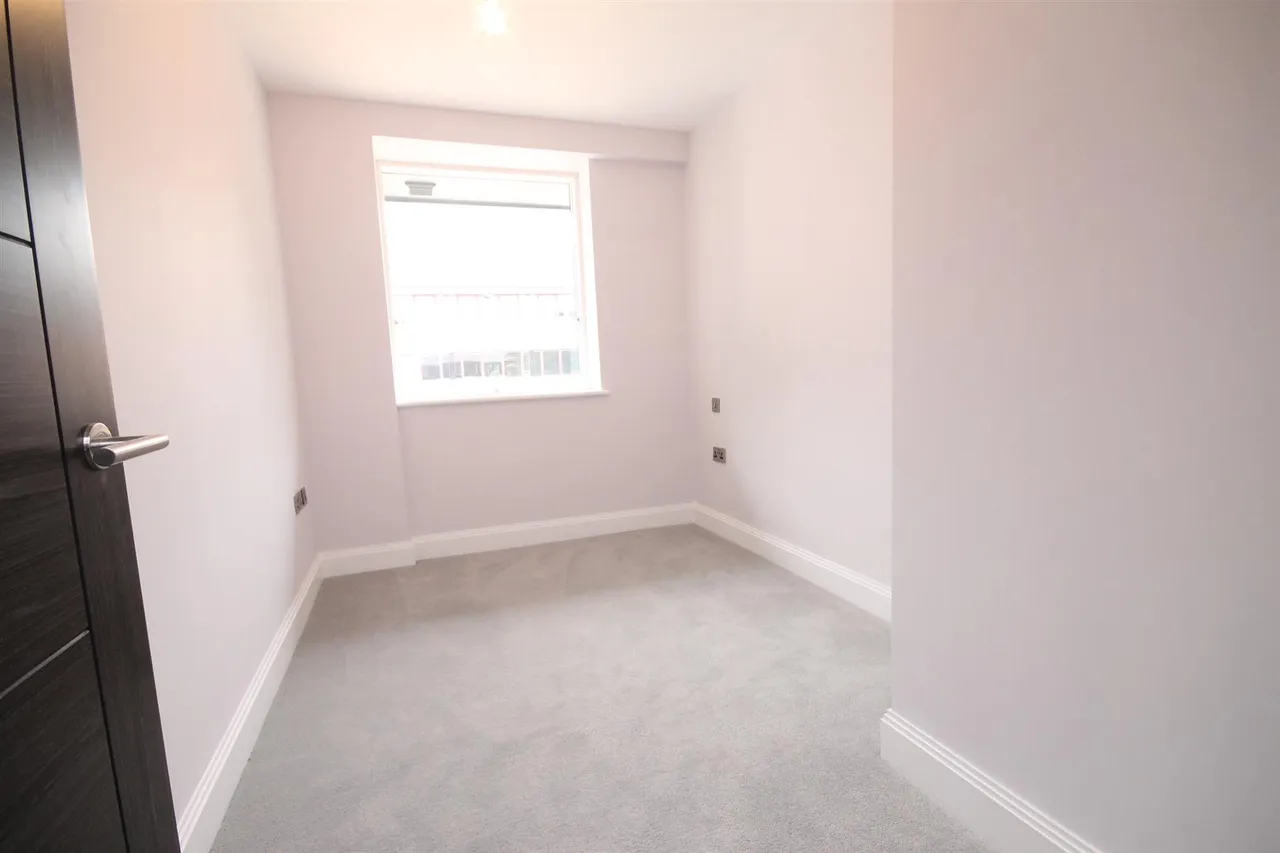 Challenge Court, Leatherhead, KT22, photo 6