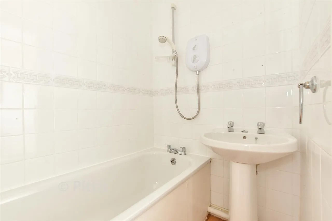 St. John's Road, Sandown, PO36, photo 11