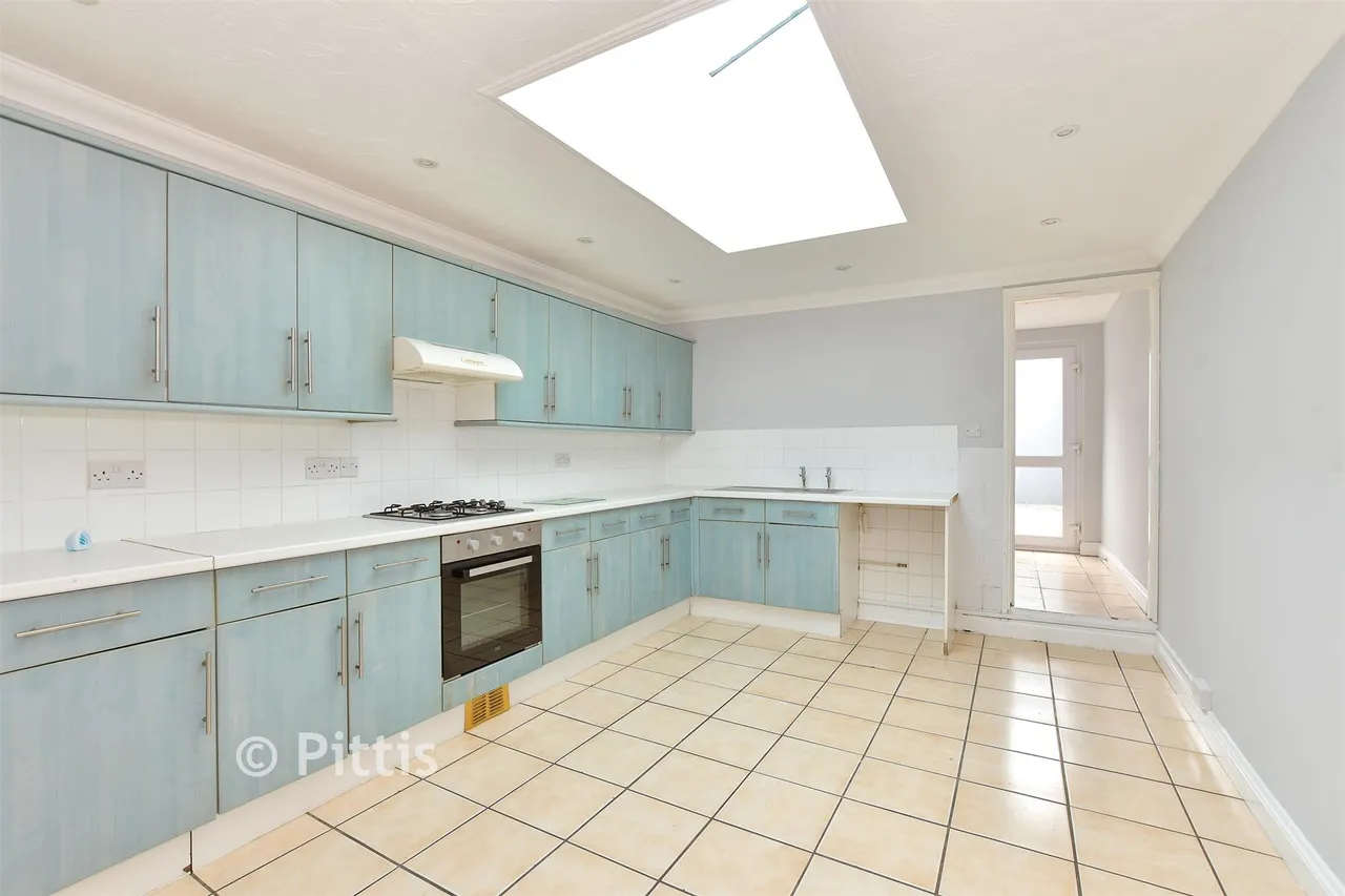 St. John's Road, Sandown, PO36, photo 4