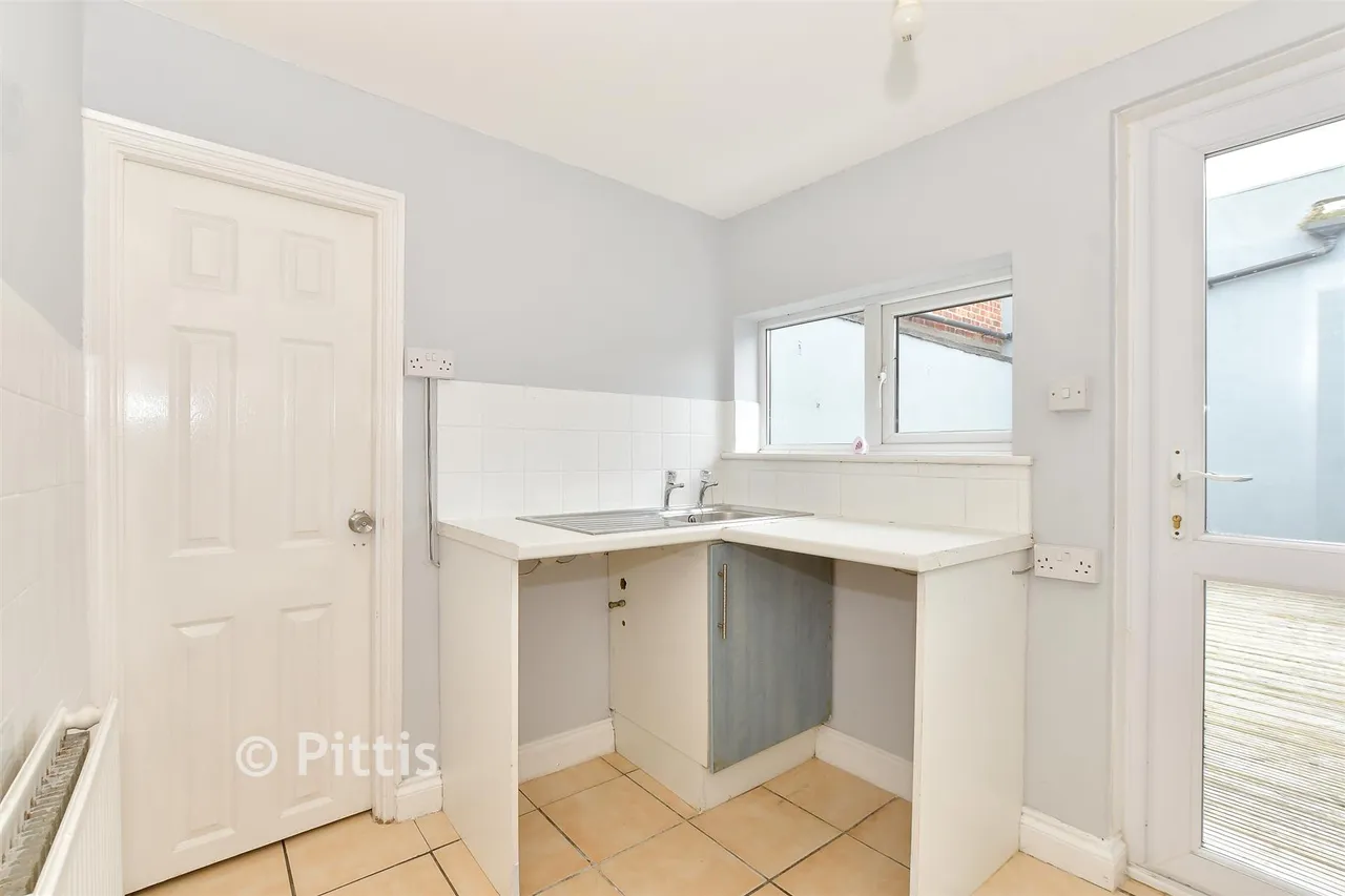 St. John's Road, Sandown, PO36, photo 6