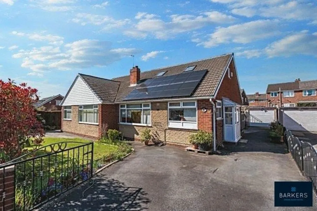 4 bed house for sale — Hillhead Drive Birstall, Batley WF17 0PA
