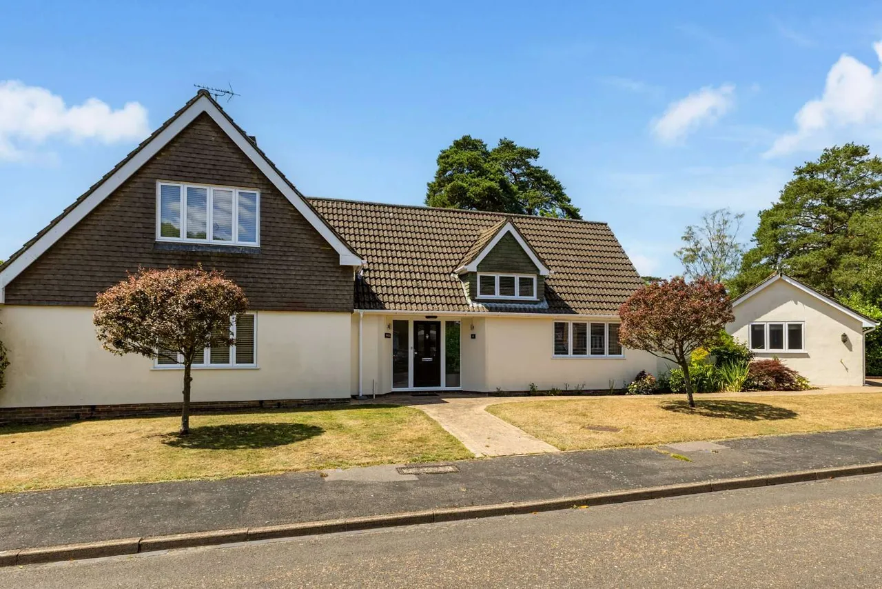 4 bed house for sale — Applelands Close, Wrecclesham, Farnham, Surrey, GU10 4TL
