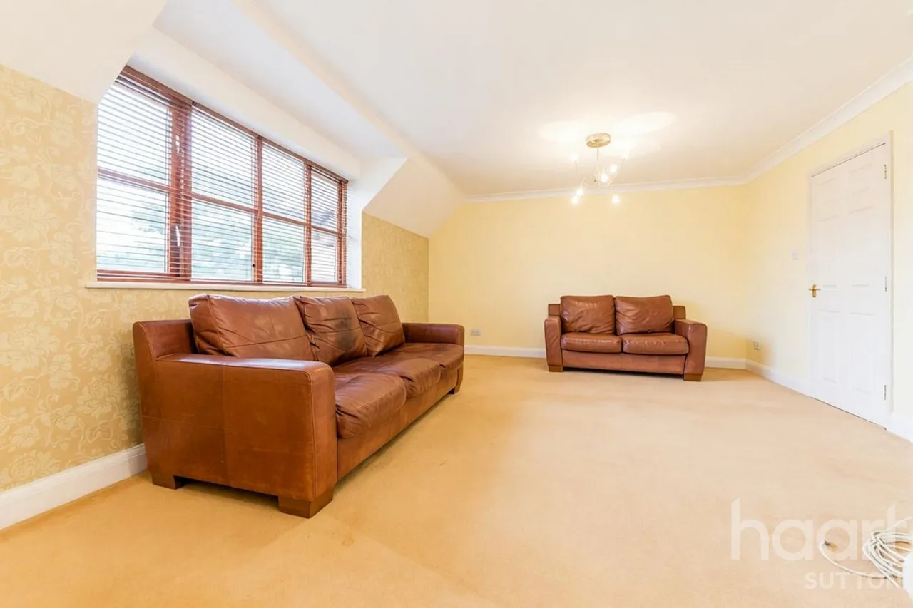 2 bed flat to rent, Thicket Road, SM1