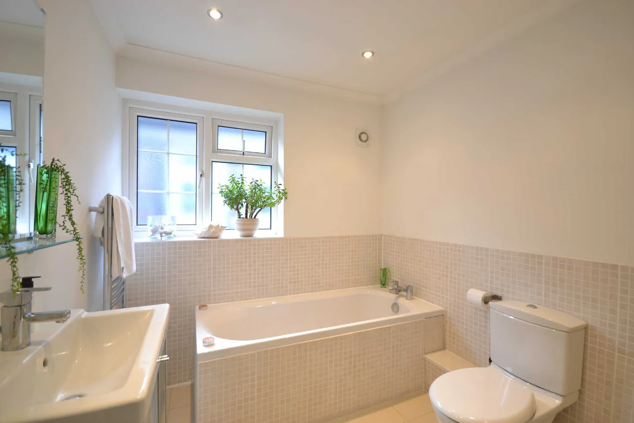 Courtleigh Avenue, Hadley Wood, Hertfordshire, EN4 0HS, photo 6