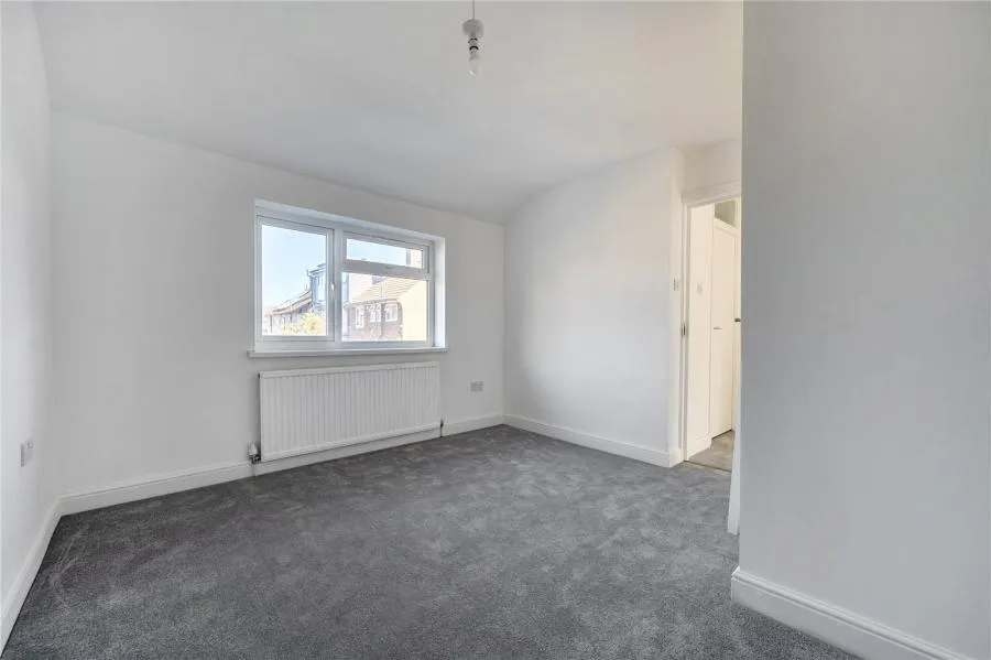 Long Furlong Drive, Slough, SL2, photo 12