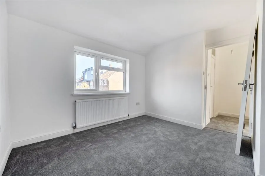 Long Furlong Drive, Slough, SL2, photo 11