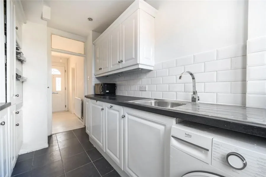Long Furlong Drive, Slough, SL2, photo 6