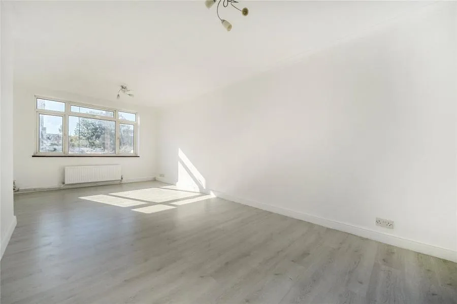 Long Furlong Drive, Slough, SL2, photo 3