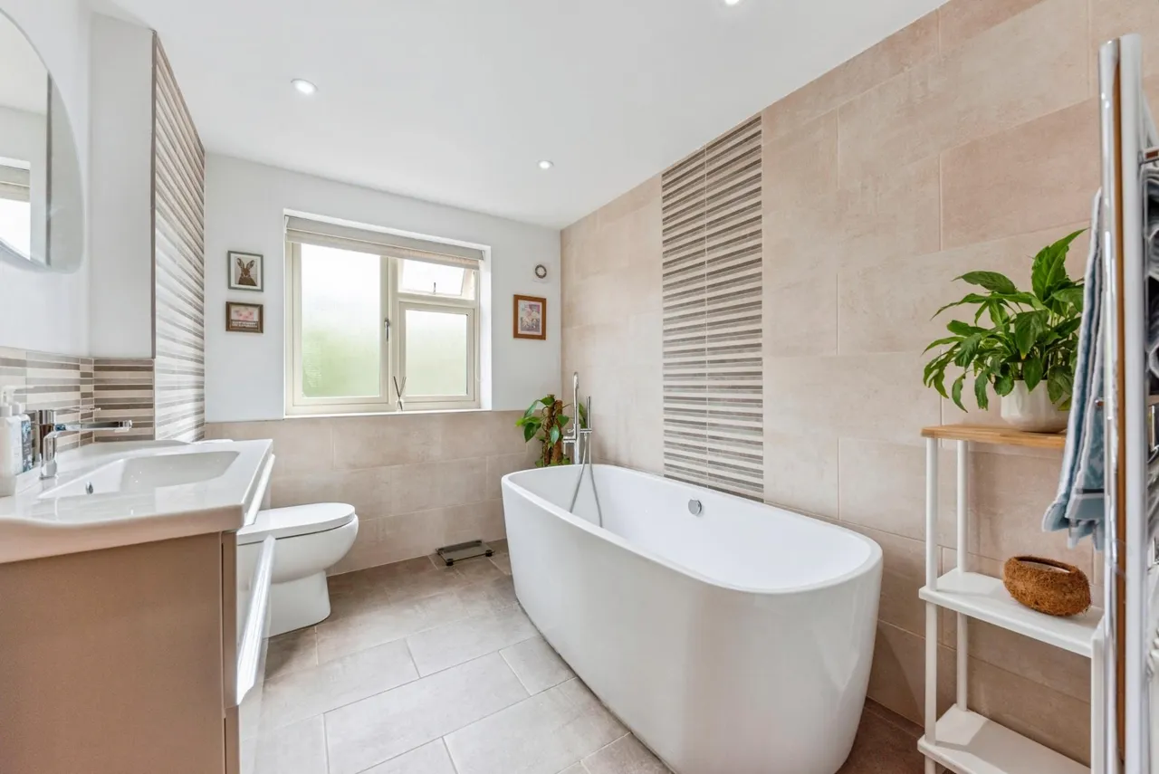 Low Road, Barrowby, NG32, photo 16