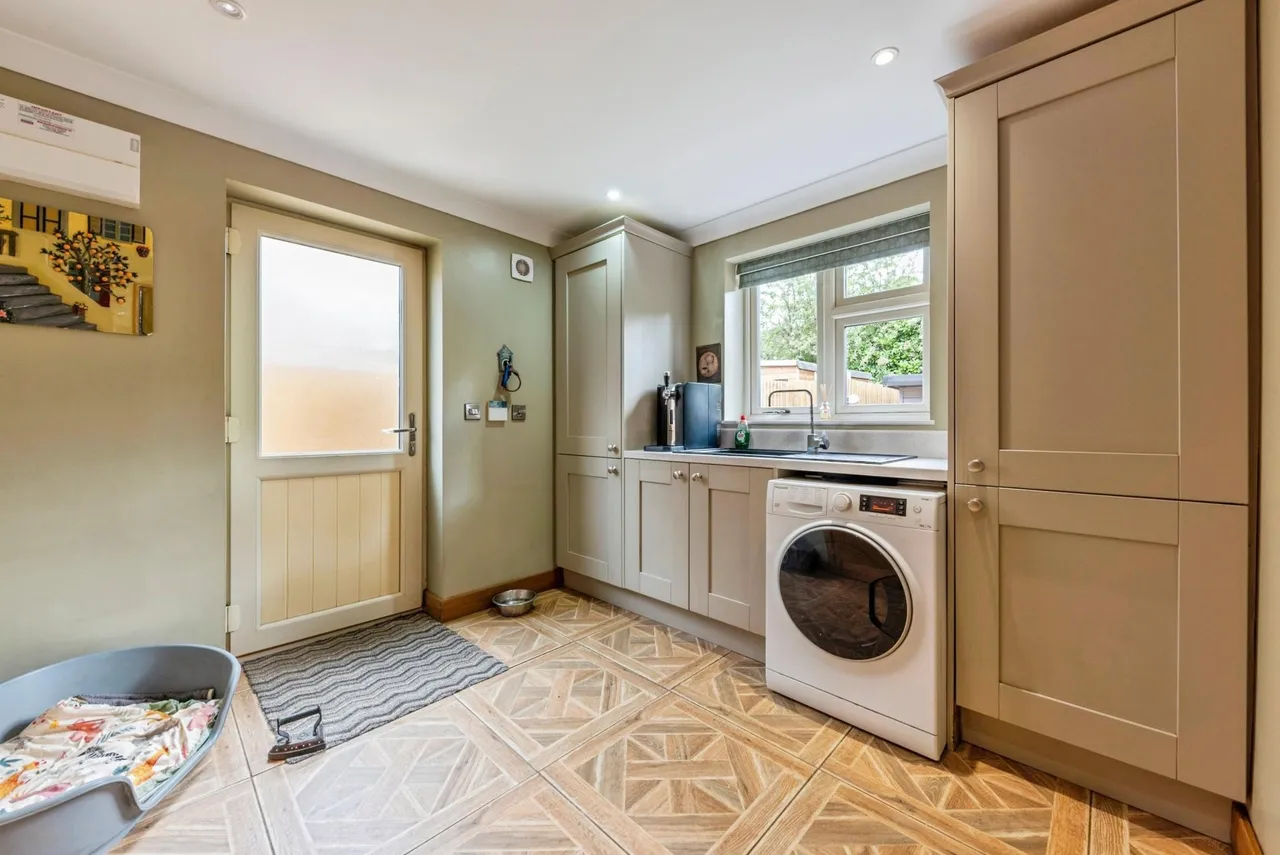 Low Road, Barrowby, NG32, photo 8