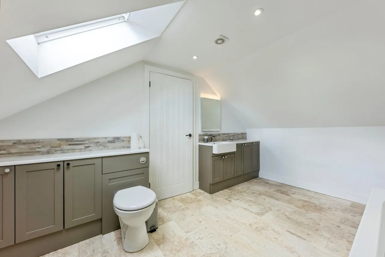 Low Road, Barrowby, NG32, photo 23
