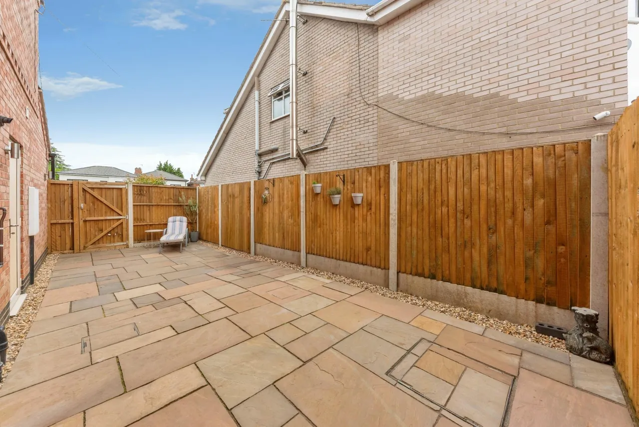 Low Road, Barrowby, NG32, photo 27