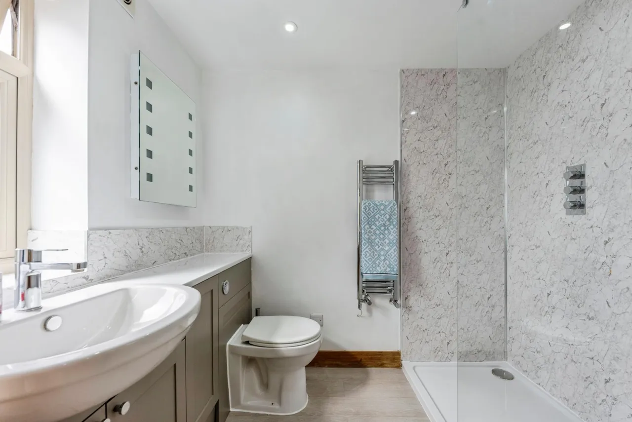 Low Road, Barrowby, NG32, photo 13