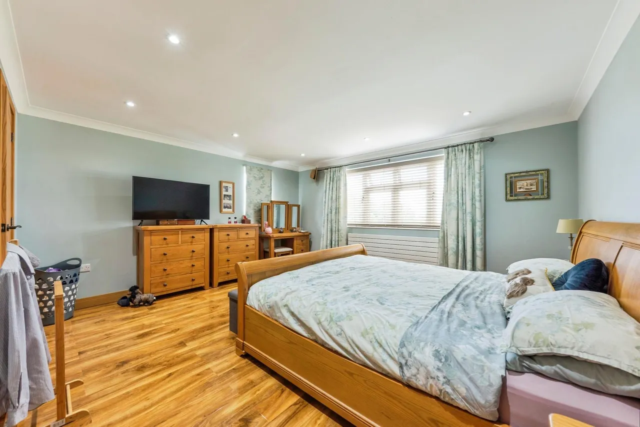Low Road, Barrowby, NG32, photo 11