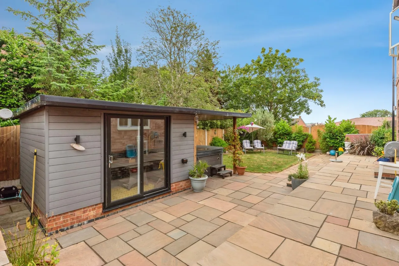 Low Road, Barrowby, NG32, photo 25