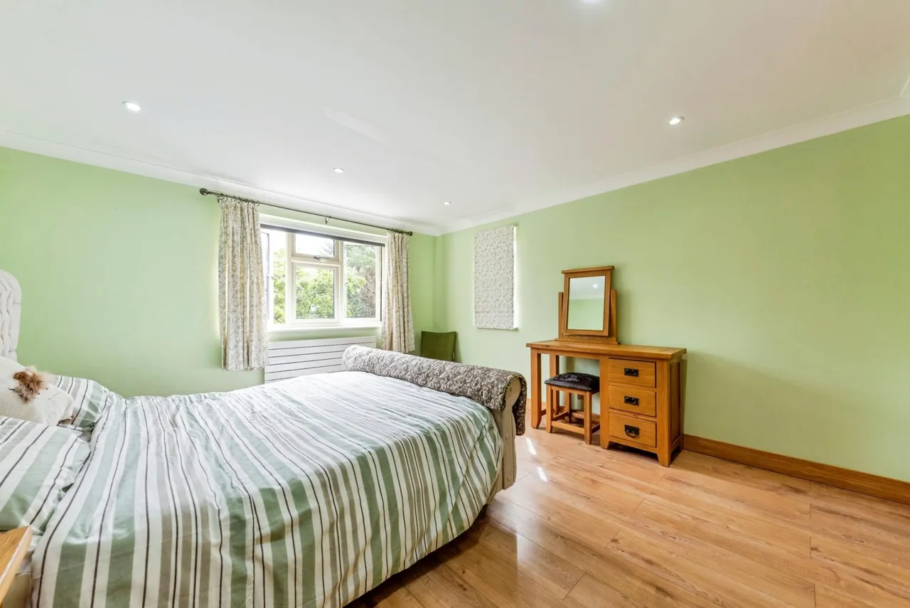 Low Road, Barrowby, NG32, photo 15