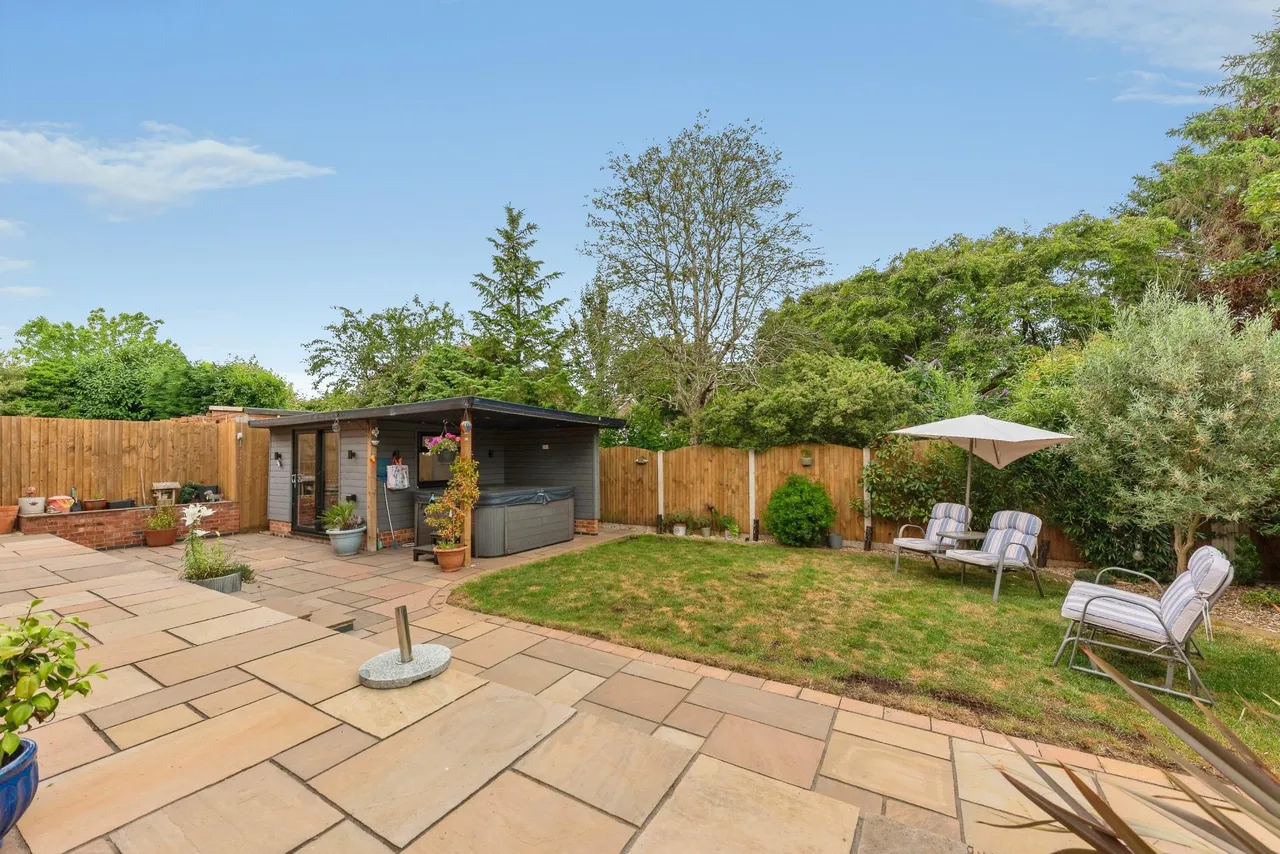Low Road, Barrowby, NG32, photo 24