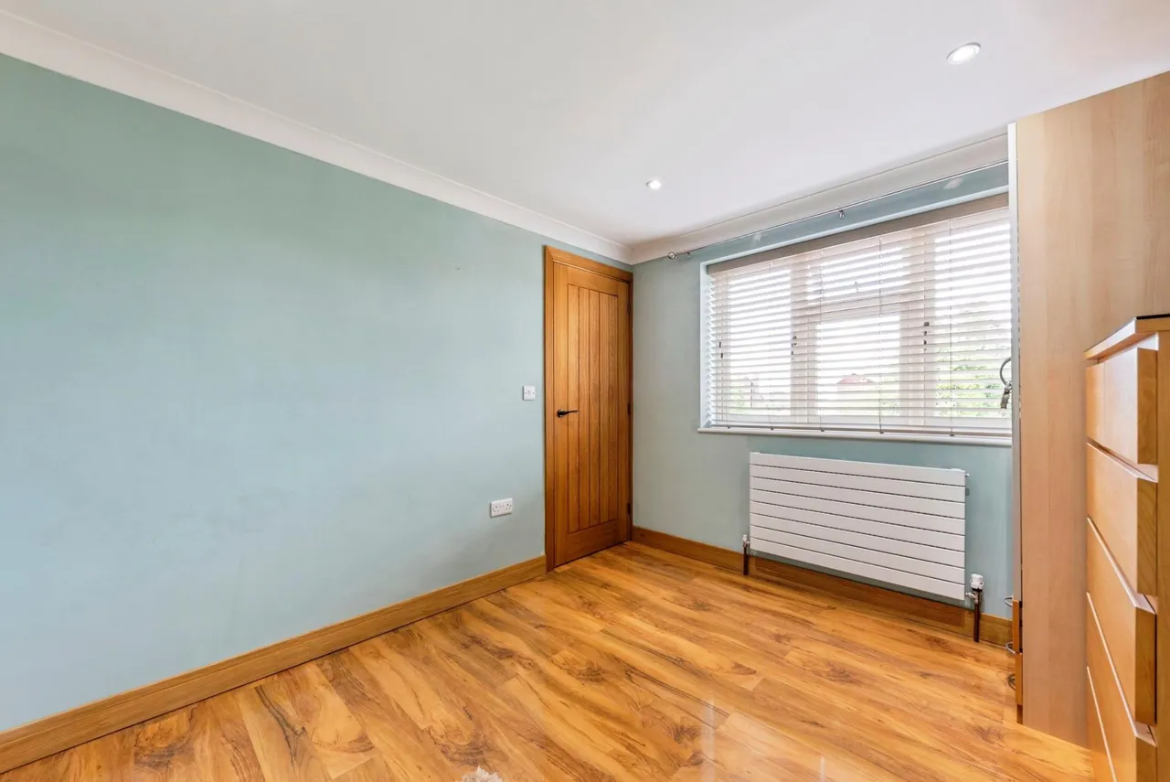 Low Road, Barrowby, NG32, photo 19