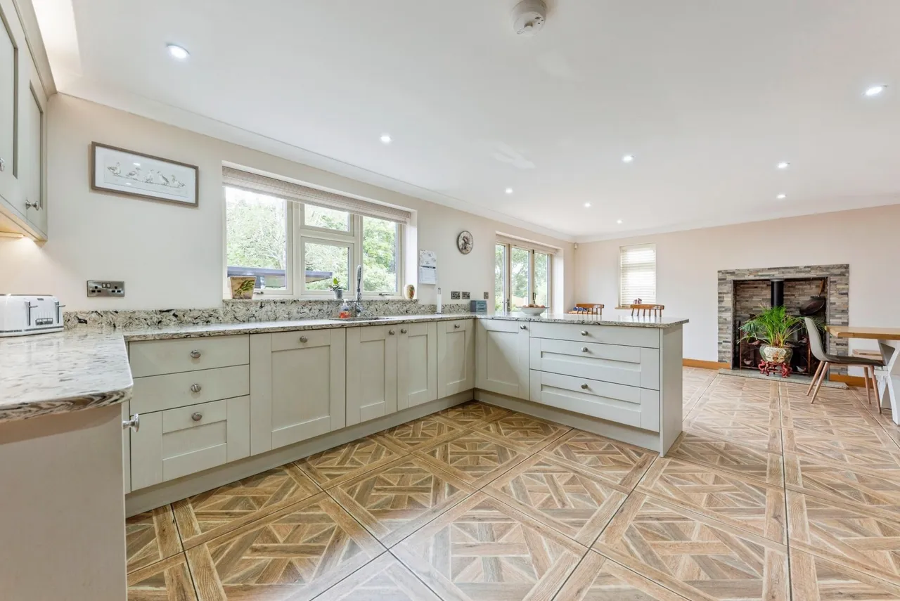 5 bed house for sale, Low Road, Barrowby, NG32