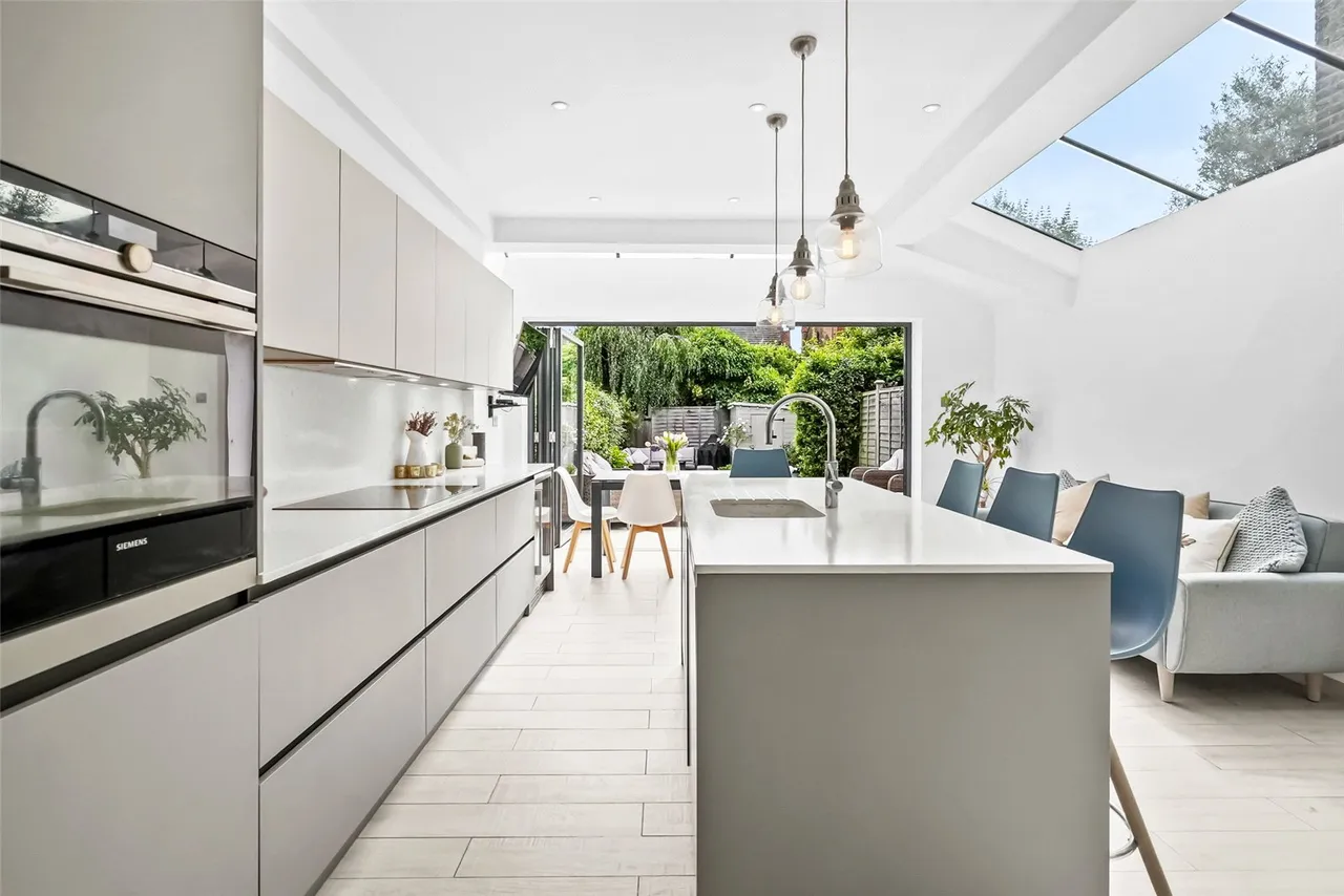 Blackmores Grove, Teddington, TW11 9AE, photo 2