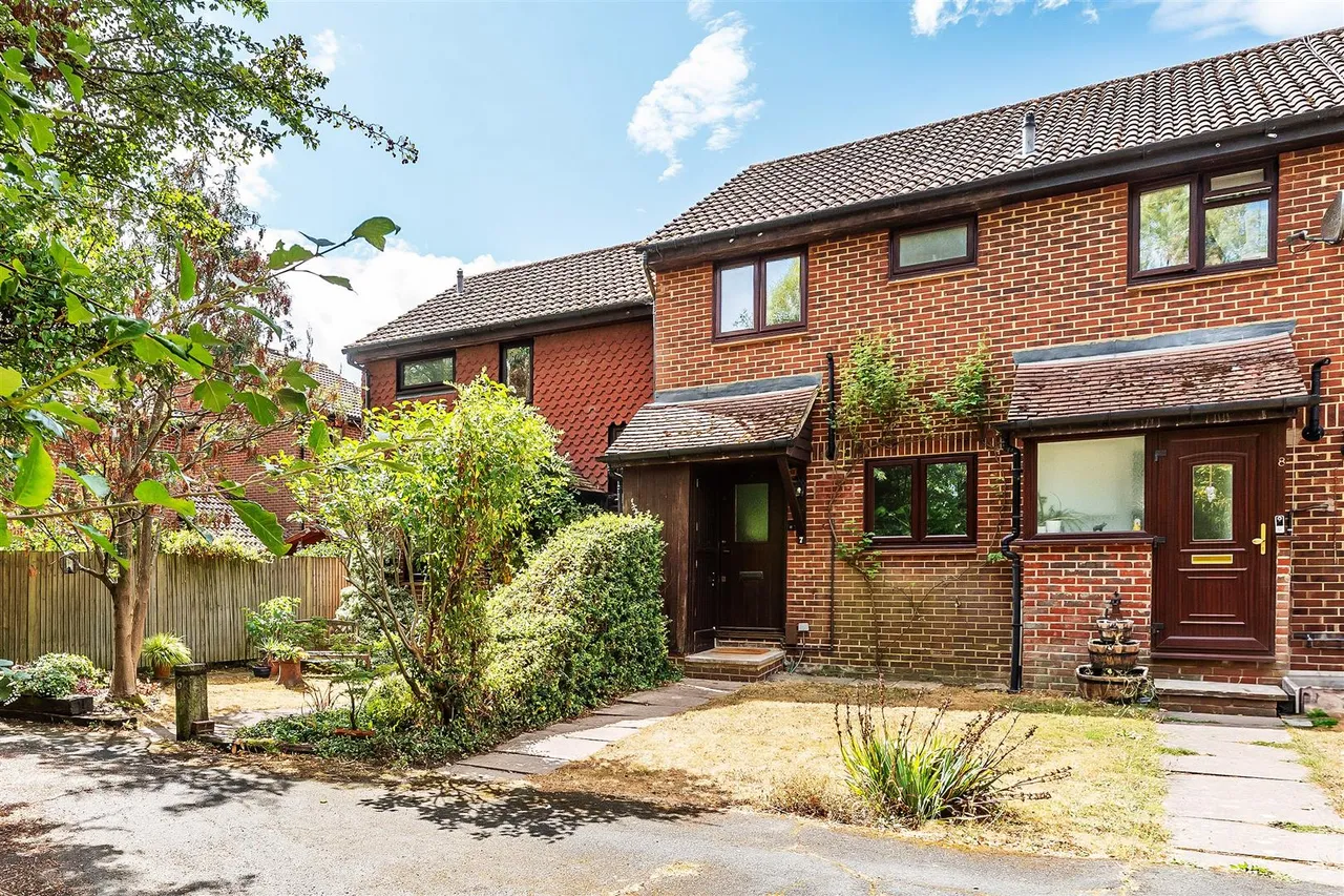 2 bed house for sale, Honeysuckle Lane, North Holmwood, RH5