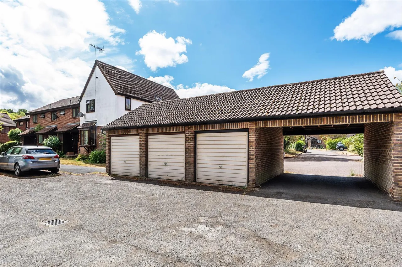 Honeysuckle Lane, North Holmwood, RH5, photo 14