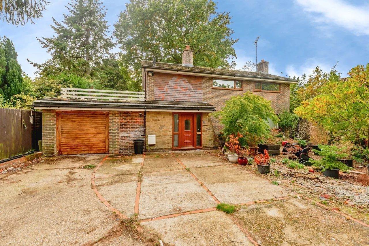 4 bed house for sale, Cobbett Close, Crawley, RH10