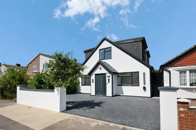 4 bed property for sale — White Heart Avenue, Uxbridge