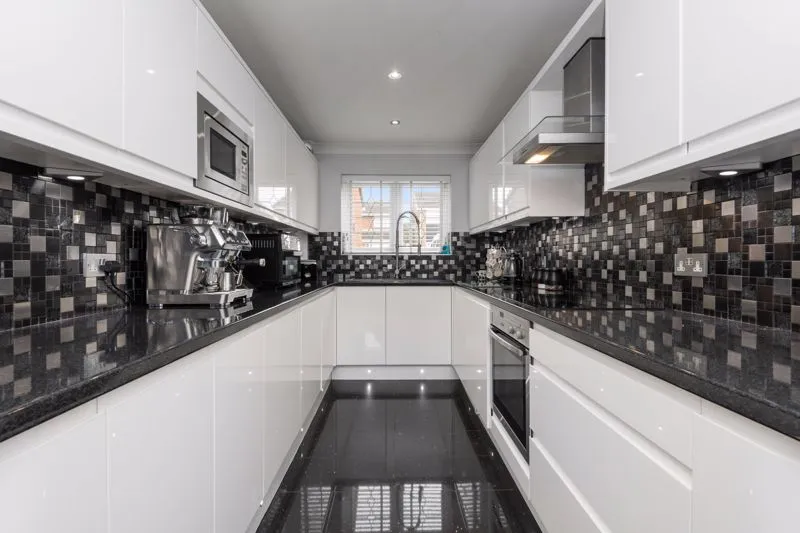 Buckingham Drive, Luton LU2 9RA, photo 2