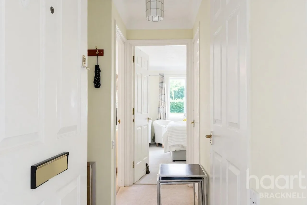 New Road, Crowthorne, RG45, photo 13