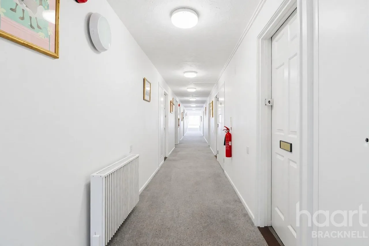 New Road, Crowthorne, RG45, photo 8