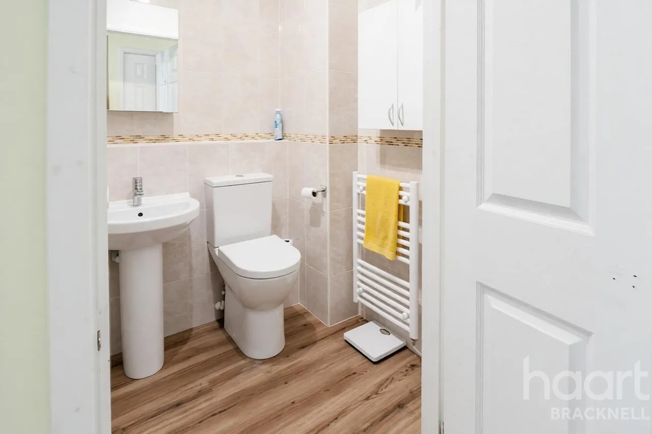 New Road, Crowthorne, RG45, photo 25