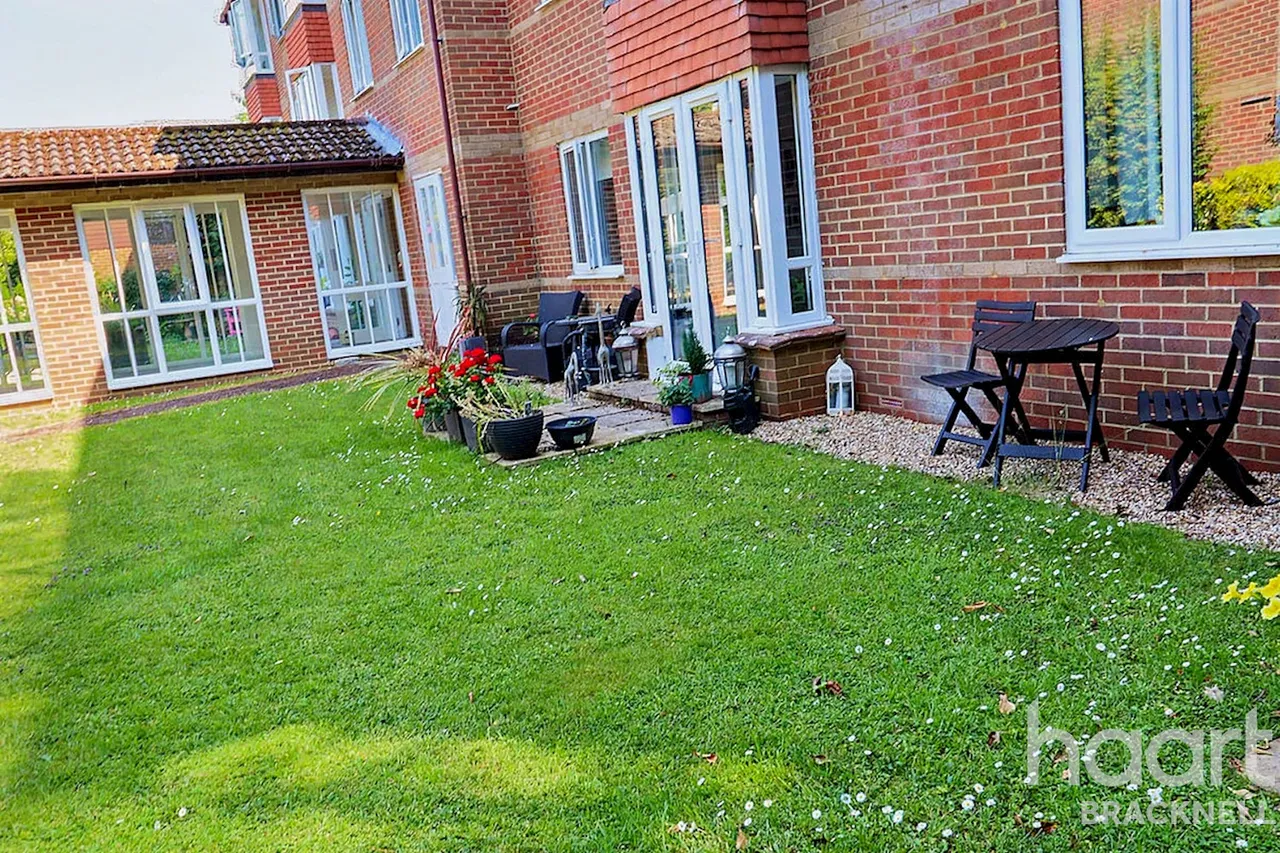 New Road, Crowthorne, RG45, photo 28