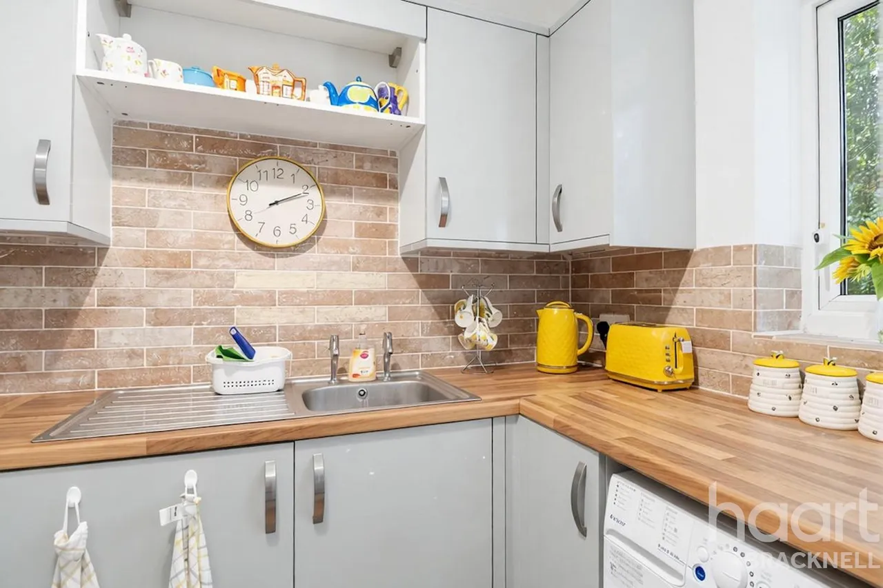 New Road, Crowthorne, RG45, photo 11