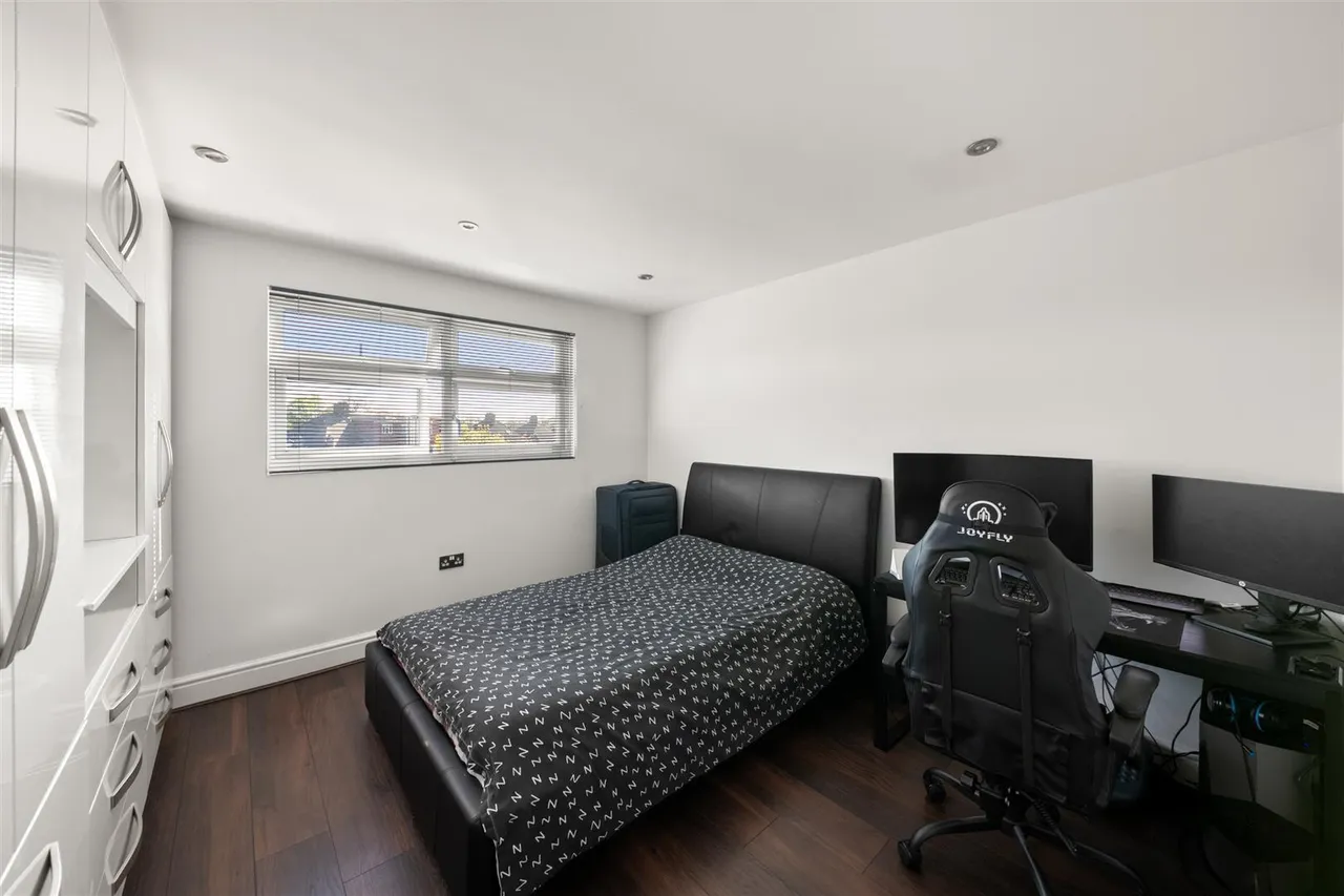 Greencroft Road, Heston, photo 9