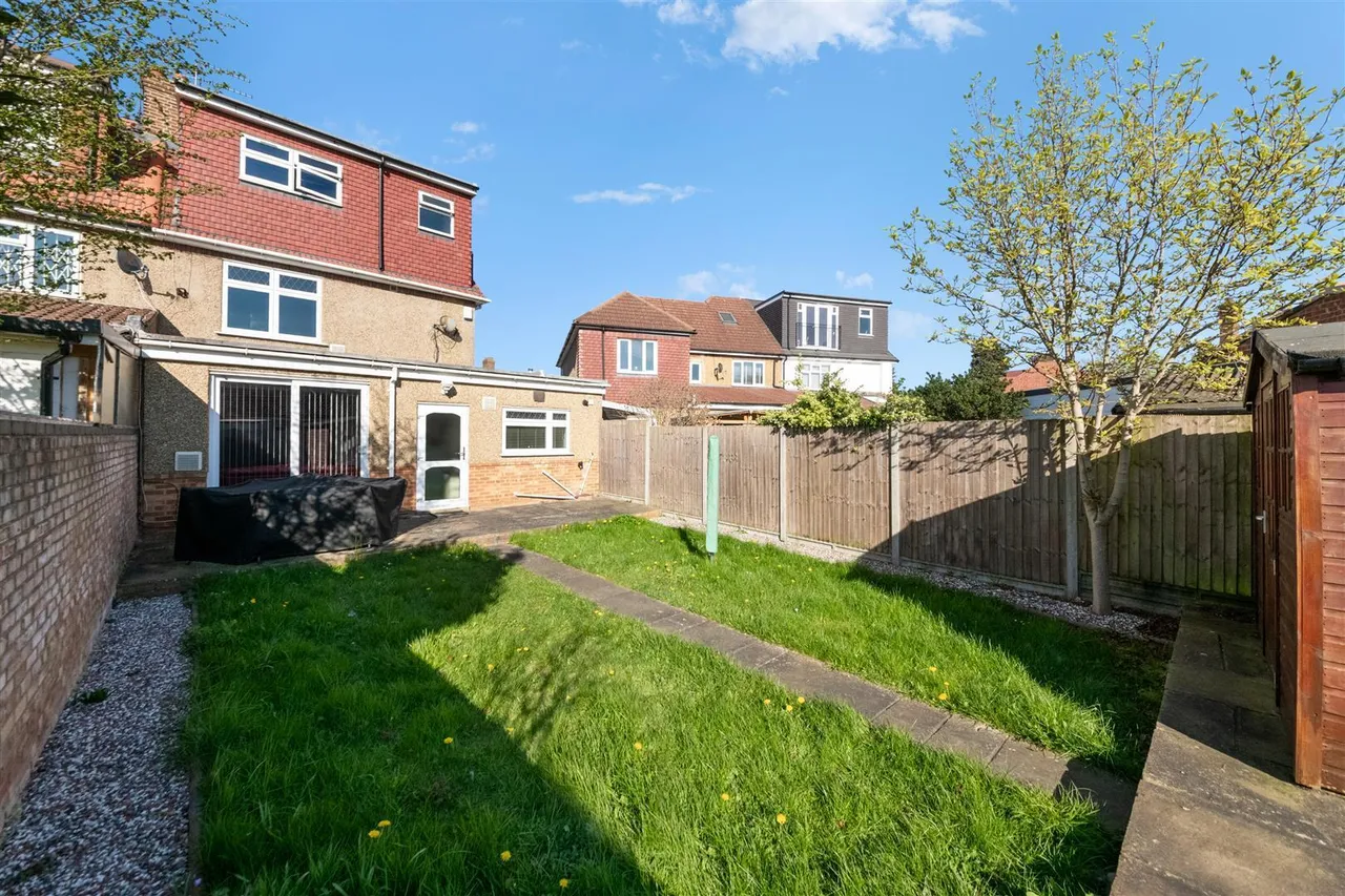 Greencroft Road, Heston, photo 15