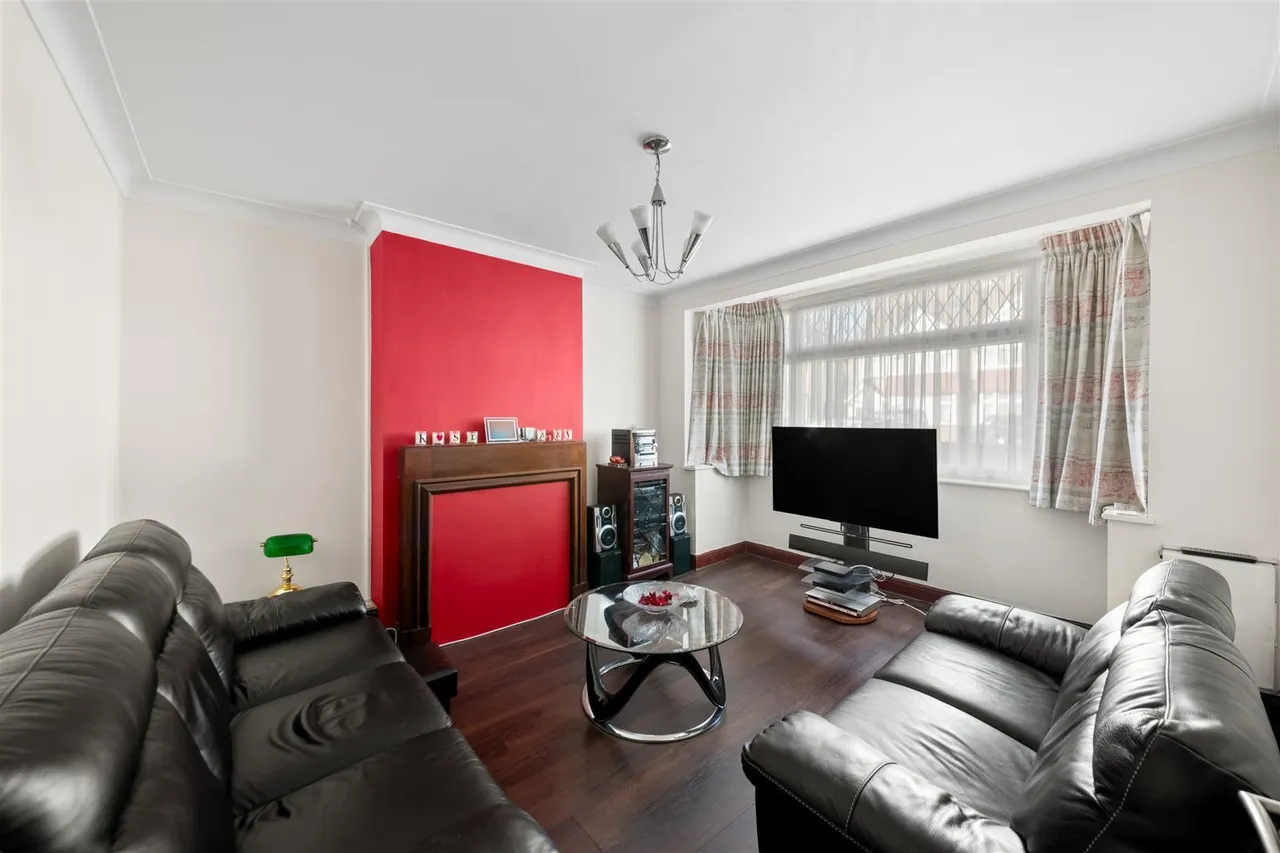 Greencroft Road, Heston, photo 3