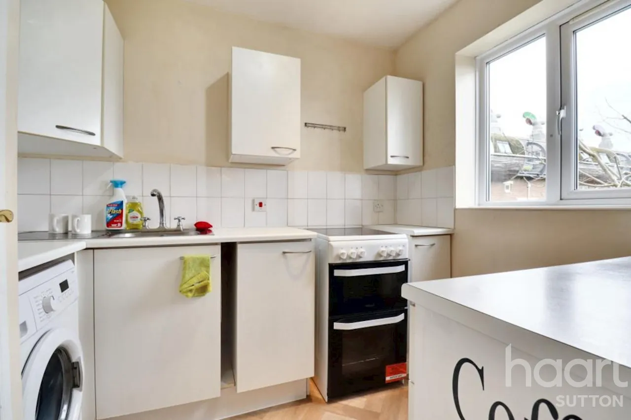 Foxglove Way, SM6, photo 6