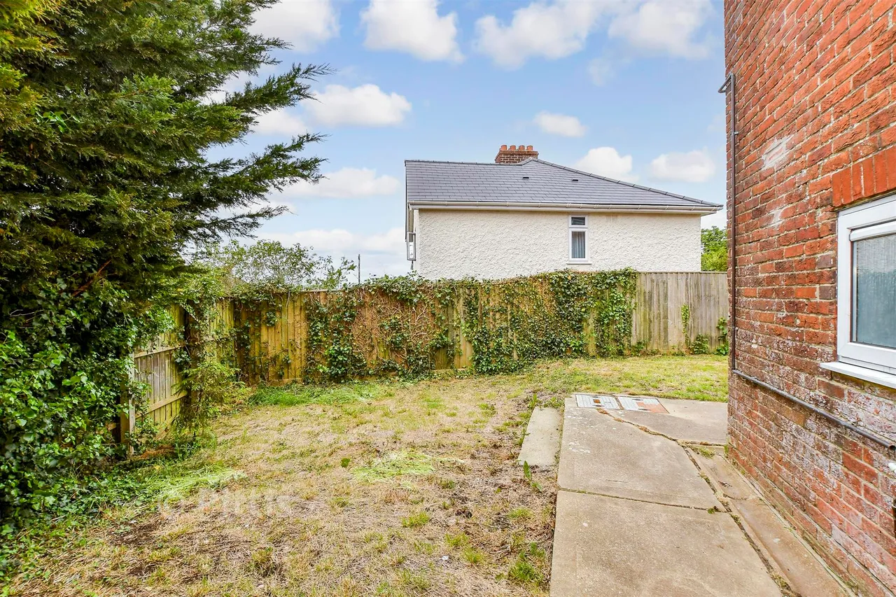 School Lane, Newport, PO30, photo 13